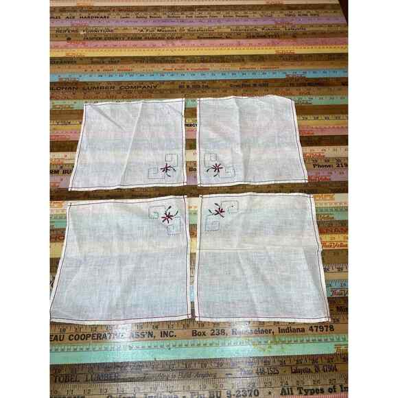 Set 4 Hand Embroidered LINEN Christmas Dinner Napkins Holly Table Linens VINTAGE - Picture 1 of 11